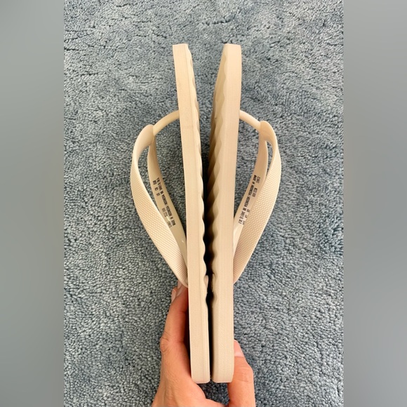 🌈Coach NWOT Rainbow Flip Flops - Picture 4 of 8